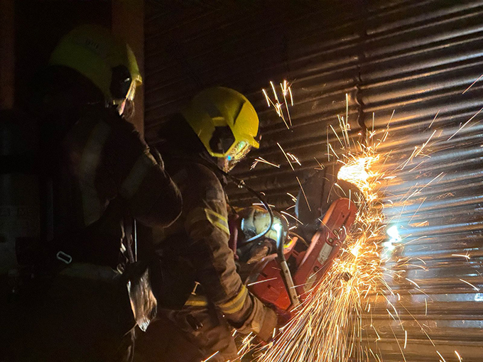 اندلاع حريق كبير في مخزن للادوات الكهربائية في الطيرة و11 طاقم يعمل على اخماده